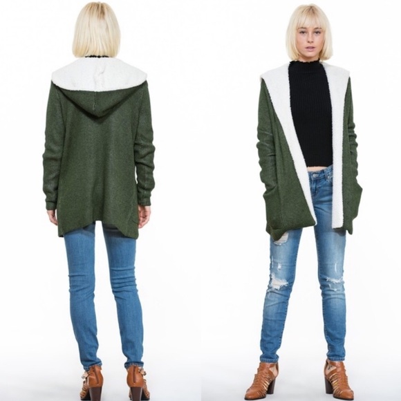 Cozy hooded Sherpa w/pockets ! - Picture 6 of 6